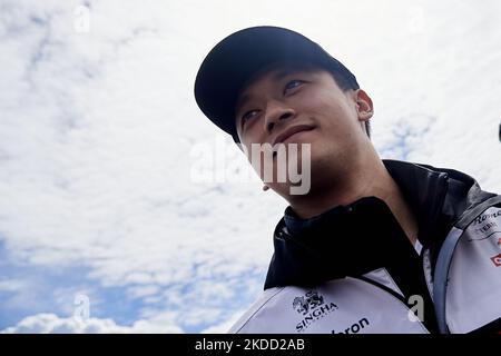 Zhou Guanyu aus China und Alfa Romeo beim Training vor dem Grand Prix von Großbritannien F1 in Silverstone am 1. Juli 2022 in Northampton, Großbritannien. (Foto von Jose Breton/Pics Action/NurPhoto) Stockfoto