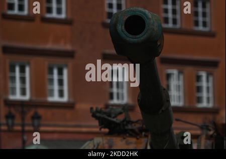 Das Geschützrohr der selbstfahrenden Haubitze 2S19 Msta-S, die von der ukrainischen Armee gefangen genommen wurde, ist auf der Ausstellung „für unsere Freiheit und Ihre“ vor dem königlichen Schloss in der Altstadt von Warschau ausgestellt. Am Freitag, den 01. Juli 2022, in Warschau, Polen. (Foto von Artur Widak/NurPhoto) Stockfoto