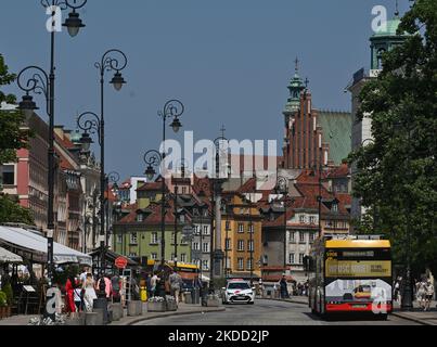 Blick auf die Krakowskie Przedmiescie Straße in Warschau. Der Freitag ist der Tag der Kulmination der Hitzewelle in Polen. Thermometer im ganzen Land wiesen über 30 Grad Celsius auf. An einigen Orten überschritt die Temperatur 36 Grad. Vor Ort wurden die Hitzerekorde für Juni gebrochen. Am Freitag, den 01. Juni 2022, in Warschau, Polen. (Foto von Artur Widak/NurPhoto) Stockfoto