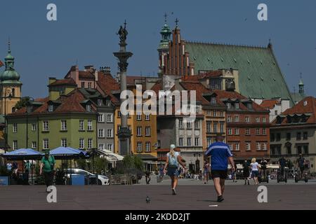 Blick auf den Schlossplatz in Warschau. Der Freitag ist der Tag der Kulmination der Hitzewelle in Polen. Thermometer im ganzen Land wiesen über 30 Grad Celsius auf. An einigen Orten überschritt die Temperatur 36 Grad. Vor Ort wurden die Hitzerekorde für Juni gebrochen. Am Freitag, den 01. Juni 2022, in Warschau, Polen. (Foto von Artur Widak/NurPhoto) Stockfoto