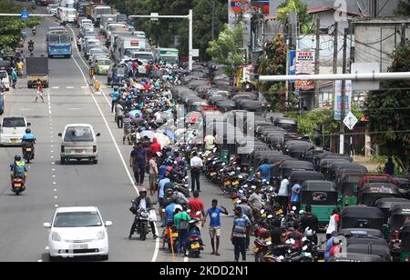 Am 02. Juli 2022 warten Fahrer in langen Warteschlangen an einer Tankstelle der Indian Oil Corporation (IOC) in Colombo, Sri Lanka. (Foto von Pradeep Dambarage/NurPhoto) Stockfoto