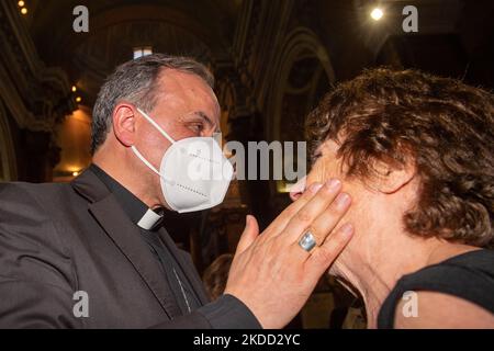 Die Gläubigen umarmen Bischof Domenico Pompili nach seiner Ansprache an die Stadt. In Rieti, Italien, 2. Juli 2022. (Foto von Riccardo Fabi/NurPhoto) Stockfoto