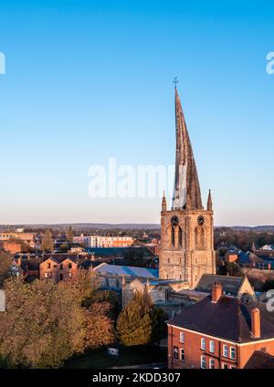 CHESTERFIELD, GROSSBRITANNIEN - 4. NOVEMBER 2022. Eine Luftaufnahme des Twisted Spire der Pfarrkirche St. Mary and All Saints in Chesterfield, Derbyshire Stockfoto