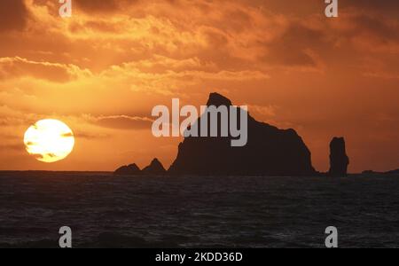 Am Mittwoch, den 22. Juni 2022, wurden bei Sonnenuntergang am Rialto Beach im Pazifischen Ozean im Olympic National Park im Bundesstaat Washington die Meeresstapel beobachtet. (Foto von Thomas O'Neill/NurPhoto) Stockfoto