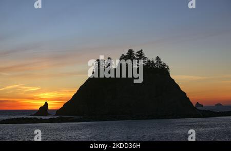 Am Mittwoch, den 22. Juni 2022, wurden im Pazifik bei Sonnenuntergang vom First Beach in La Push im Olympic National Park im Bundesstaat Washington Meeresstacks beobachtet. (Foto von Thomas O'Neill/NurPhoto) Stockfoto