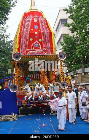 Die Chefministerin des westbengalischen Staates Mamata Banerjee, als sie den rituellen Hindu-Gott Jagannath bei der Einweihung des ISCKON 51. Rath Yatra, oder Wagenfestes, in Kalkutta, Indien, am Freitag, 1. Juli 2022. Die drei Idole des Hindu-Gottes Jagannath, seines Bruders Balabhadra und seiner Schwester Subhadra werden in einer großen Prozession in speziell angefertigten Streitwagen, die rath genannt werden, herausgenommen, die von eifrigen Anhängern während des Rath Yatra gezogen werden. (Foto von Debajyoti Chakraborty/NurPhoto) Stockfoto