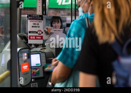 Die Passagiere genießen eine kostenlose Fahrt in einem KMB-Bus mit dem Aufzeichen Sinovac, dem chinesischen COVID-Impfstoff, anlässlich des 25.. Jahrestages der Rückversetzung Hongkongs nach China in Hongkong, China, am 1. Juli 2022. (Foto von Marc Fernandes/NurPhoto) Stockfoto