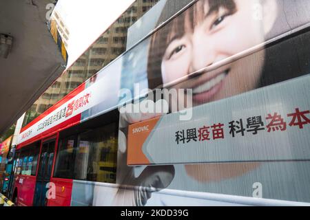 Ein KMB-Bus ist in den Farben von Sinovac, dem chinesischen COVID-Impfstoff, anlässlich des 25.. Jahrestages der Rückversetzung Hongkongs nach China in Hongkong, China, am 1. Juli 2022 gekennzeichnet. (Foto von Marc Fernandes/NurPhoto) Stockfoto