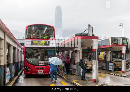 Die Passagiere genießen eine kostenlose Fahrt in einem KMB-Bus mit dem Aufzeichen Sinovac, dem chinesischen COVID-Impfstoff, anlässlich des 25.. Jahrestages der Rückversetzung Hongkongs nach China in Hongkong, China, am 1. Juli 2022. (Foto von Marc Fernandes/NurPhoto) Stockfoto