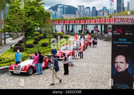 Rote Sportwagen, darunter zwei Ferrari und ein McLaren, stehen in Tsim Sha Tsui, um den 25.. Jahrestag der Rückversetzung Hongkongs nach China am 1. Juli 2022 in Hongkong, China, zu feiern. (Foto von Marc Fernandes/NurPhoto) Stockfoto