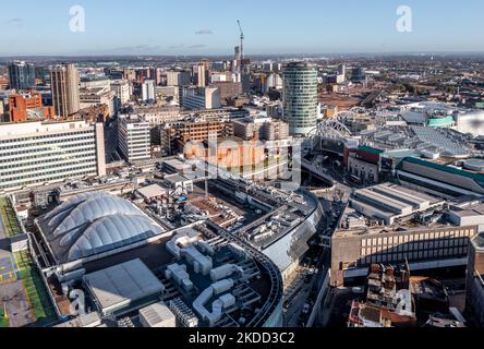 BIRMINGHAM, GROSSBRITANNIEN - 4. NOVEMBER 2022. Blick aus der Vogelperspektive auf die Skyline der Stadt Birmingham mit dem Bullring Rotunda Gebäude und der New Street Station Stockfoto