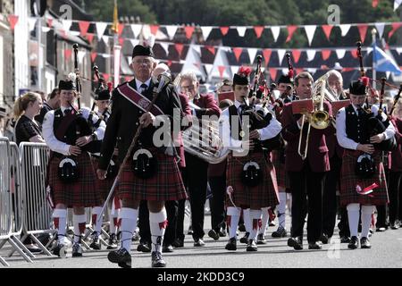 Peebles, Großbritannien - 25. Juni: Peebles Beltane - Red Letter Day Peebles Beltane Festival. Das Pipe Band führt die Kinder zur Kirchentheppe, zur Krönungszeremonie. Der Samstag ist der Höhepunkt der Woche für alle Beteiligten am Beltane. Darauf hat die Beltane Queen gewartet, seit ihr fünf Wochen zuvor mitgeteilt wurde, dass sie die gekrönte sein sollte. Dies ist der große Tag für die krönende Dame, aber vor allem ist dies der große Tag für fast fünfhundert Schulkinder, die mit Stolz Kostüme zu tragen bekommen haben, wenn sie die High Street entlang marschieren; stell dich auf die Stockfoto