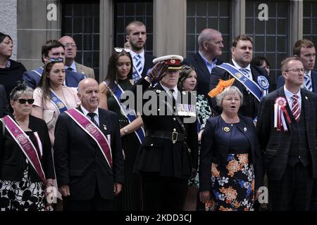 Peebles, Großbritannien - 25. Juni: Peebles Beltane - Red Letter Day Peebles Beltane Festival. Lt. Col. Peter Kemp. Royal Marines, Salutes als das Spielen der Nationalhymne, (Foto von Rob Gray/NurPhoto) Stockfoto