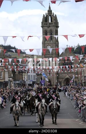 Peebles, Großbritannien - 25. Juni: Peebles Beltane - Red Letter Day Peebles Beltane Festival. Cornet Iain Mitchell, begleitet von Rechtsmann Ex-Cornet (2019) Andrew Napier und Linksmann Cornet (2018) Gregor McGrath, führen die berittenen Anhänger zurück entlang der High Street, nachdem sie einen Teil des Reitens der Grenzen absolviert haben. (Foto von Rob Gray/NurPhoto) Stockfoto