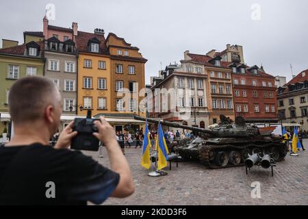 Russische Panzer, die auf den Schlachtfeldern der Ukraine zerstört wurden, werden als Teil einer Ausstellung "für unsere Freiheit und Ihre" auf dem Königlichen Schlossplatz gesehen. Warschau, Polen am 2.. Juli. 2022. Die Ausstellung mit beschädigter militärischer Hardware soll beweisen, dass Russland besiegt werden kann. Später wird es in andere europäische Hauptstädte reisen. (Foto von Beata Zawrzel/NurPhoto) Stockfoto