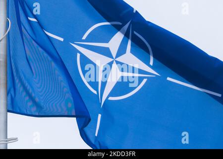 Die NATO-Flagge ist am 2.. Juli in Warschau, Polen, zu sehen. 2022. (Foto von Beata Zawrzel/NurPhoto) Stockfoto