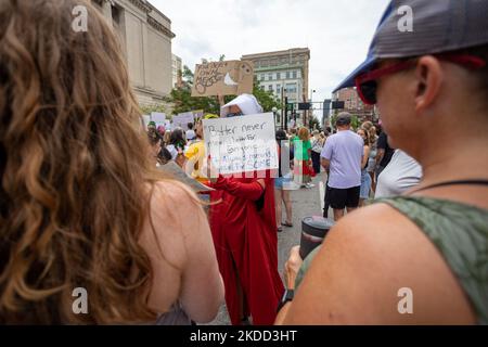 Die Befürworter von Abtreibungsrechten versammeln sich und marschieren vor dem Gerichtsgebäude von Hamilton County, nachdem der Oberste Gerichtshof Roe v. Wade letzte Woche gestrichet hat – und beenden damit das verfassungsmäßige Recht einer Frau auf Abtreibung, das seit fast 50 Jahren Präzedenzfall und Gesetz ist. Samstag, 2. Juli 2022, in Cincinnati, Ohio, USA. (Foto von Jason Whitman/NurPhoto) Stockfoto