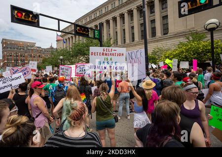 Die Befürworter von Abtreibungsrechten versammeln sich und marschieren vor dem Gerichtsgebäude von Hamilton County, nachdem der Oberste Gerichtshof Roe v. Wade letzte Woche gestrichet hat – und beenden damit das verfassungsmäßige Recht einer Frau auf Abtreibung, das seit fast 50 Jahren Präzedenzfall und Gesetz ist. Samstag, 2. Juli 2022, in Cincinnati, Ohio, USA. (Foto von Jason Whitman/NurPhoto) Stockfoto