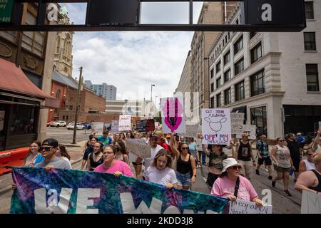 Die Befürworter von Abtreibungsrechten versammeln sich und marschieren vor dem Gerichtsgebäude von Hamilton County, nachdem der Oberste Gerichtshof Roe v. Wade letzte Woche gestrichet hat – und beenden damit das verfassungsmäßige Recht einer Frau auf Abtreibung, das seit fast 50 Jahren Präzedenzfall und Gesetz ist. Samstag, 2. Juli 2022, in Cincinnati, Ohio, USA. (Foto von Jason Whitman/NurPhoto) Stockfoto