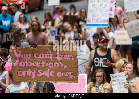 Die Befürworter von Abtreibungsrechten versammeln sich und marschieren vor dem Gerichtsgebäude von Hamilton County, nachdem der Oberste Gerichtshof Roe v. Wade letzte Woche gestrichet hat – und beenden damit das verfassungsmäßige Recht einer Frau auf Abtreibung, das seit fast 50 Jahren Präzedenzfall und Gesetz ist. Samstag, 2. Juli 2022, in Cincinnati, Ohio, USA. (Foto von Jason Whitman/NurPhoto) Stockfoto