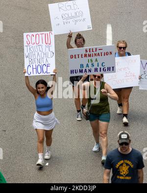 Die Befürworter von Abtreibungsrechten versammeln sich und marschieren vor dem Gerichtsgebäude von Hamilton County, nachdem der Oberste Gerichtshof Roe v. Wade letzte Woche gestrichet hat – und beenden damit das verfassungsmäßige Recht einer Frau auf Abtreibung, das seit fast 50 Jahren Präzedenzfall und Gesetz ist. Samstag, 2. Juli 2022, in Cincinnati, Ohio, USA. (Foto von Jason Whitman/NurPhoto) Stockfoto
