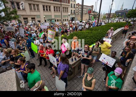 Die Befürworter von Abtreibungsrechten versammeln sich und marschieren vor dem Gerichtsgebäude von Hamilton County, nachdem der Oberste Gerichtshof Roe v. Wade letzte Woche gestrichet hat – und beenden damit das verfassungsmäßige Recht einer Frau auf Abtreibung, das seit fast 50 Jahren Präzedenzfall und Gesetz ist. Samstag, 2. Juli 2022, in Cincinnati, Ohio, USA. (Foto von Jason Whitman/NurPhoto) Stockfoto
