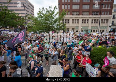Die Befürworter von Abtreibungsrechten versammeln sich und marschieren vor dem Gerichtsgebäude von Hamilton County, nachdem der Oberste Gerichtshof Roe v. Wade letzte Woche gestrichet hat – und beenden damit das verfassungsmäßige Recht einer Frau auf Abtreibung, das seit fast 50 Jahren Präzedenzfall und Gesetz ist. Samstag, 2. Juli 2022, in Cincinnati, Ohio, USA. (Foto von Jason Whitman/NurPhoto) Stockfoto