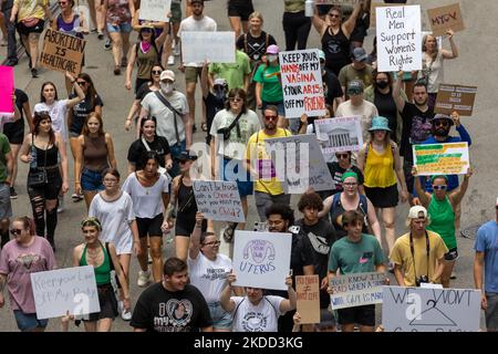 Die Befürworter von Abtreibungsrechten versammeln sich und marschieren vor dem Gerichtsgebäude von Hamilton County, nachdem der Oberste Gerichtshof Roe v. Wade letzte Woche gestrichet hat – und beenden damit das verfassungsmäßige Recht einer Frau auf Abtreibung, das seit fast 50 Jahren Präzedenzfall und Gesetz ist. Samstag, 2. Juli 2022, in Cincinnati, Ohio, USA. (Foto von Jason Whitman/NurPhoto) Stockfoto