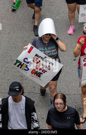 Die Befürworter von Abtreibungsrechten versammeln sich und marschieren vor dem Gerichtsgebäude von Hamilton County, nachdem der Oberste Gerichtshof Roe v. Wade letzte Woche gestrichet hat – und beenden damit das verfassungsmäßige Recht einer Frau auf Abtreibung, das seit fast 50 Jahren Präzedenzfall und Gesetz ist. Samstag, 2. Juli 2022, in Cincinnati, Ohio, USA. (Foto von Jason Whitman/NurPhoto) Stockfoto