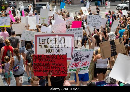 Die Befürworter von Abtreibungsrechten versammeln sich und marschieren vor dem Gerichtsgebäude von Hamilton County, nachdem der Oberste Gerichtshof Roe v. Wade letzte Woche gestrichet hat – und beenden damit das verfassungsmäßige Recht einer Frau auf Abtreibung, das seit fast 50 Jahren Präzedenzfall und Gesetz ist. Samstag, 2. Juli 2022, in Cincinnati, Ohio, USA. (Foto von Jason Whitman/NurPhoto) Stockfoto