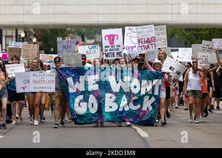 Die Befürworter von Abtreibungsrechten versammeln sich und marschieren vor dem Gerichtsgebäude von Hamilton County, nachdem der Oberste Gerichtshof Roe v. Wade letzte Woche gestrichet hat – und beenden damit das verfassungsmäßige Recht einer Frau auf Abtreibung, das seit fast 50 Jahren Präzedenzfall und Gesetz ist. Samstag, 2. Juli 2022, in Cincinnati, Ohio, USA. (Foto von Jason Whitman/NurPhoto) Stockfoto