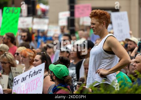 Die Befürworter von Abtreibungsrechten versammeln sich und marschieren vor dem Gerichtsgebäude von Hamilton County, nachdem der Oberste Gerichtshof Roe v. Wade letzte Woche gestrichet hat – und beenden damit das verfassungsmäßige Recht einer Frau auf Abtreibung, das seit fast 50 Jahren Präzedenzfall und Gesetz ist. Samstag, 2. Juli 2022, in Cincinnati, Ohio, USA. (Foto von Jason Whitman/NurPhoto) Stockfoto
