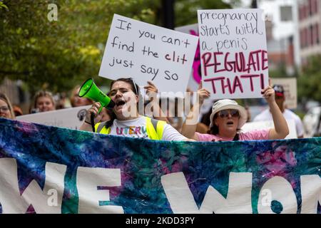Die Befürworter von Abtreibungsrechten versammeln sich und marschieren vor dem Gerichtsgebäude von Hamilton County, nachdem der Oberste Gerichtshof Roe v. Wade letzte Woche gestrichet hat – und beenden damit das verfassungsmäßige Recht einer Frau auf Abtreibung, das seit fast 50 Jahren Präzedenzfall und Gesetz ist. Samstag, 2. Juli 2022, in Cincinnati, Ohio, USA. (Foto von Jason Whitman/NurPhoto) Stockfoto