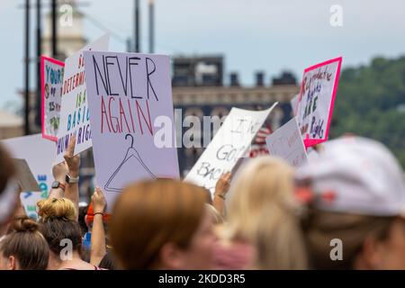 Die Befürworter von Abtreibungsrechten versammeln sich und marschieren vor dem Gerichtsgebäude von Hamilton County, nachdem der Oberste Gerichtshof Roe v. Wade letzte Woche gestrichet hat – und beenden damit das verfassungsmäßige Recht einer Frau auf Abtreibung, das seit fast 50 Jahren Präzedenzfall und Gesetz ist. Samstag, 2. Juli 2022, in Cincinnati, Ohio, USA. (Foto von Jason Whitman/NurPhoto) Stockfoto