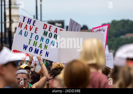 Die Befürworter von Abtreibungsrechten versammeln sich und marschieren vor dem Gerichtsgebäude von Hamilton County, nachdem der Oberste Gerichtshof Roe v. Wade letzte Woche gestrichet hat – und beenden damit das verfassungsmäßige Recht einer Frau auf Abtreibung, das seit fast 50 Jahren Präzedenzfall und Gesetz ist. Samstag, 2. Juli 2022, in Cincinnati, Ohio, USA. (Foto von Jason Whitman/NurPhoto) Stockfoto