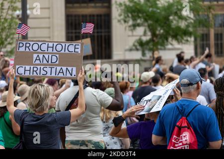 Die Befürworter von Abtreibungsrechten versammeln sich und marschieren vor dem Gerichtsgebäude von Hamilton County, nachdem der Oberste Gerichtshof Roe v. Wade letzte Woche gestrichet hat – und beenden damit das verfassungsmäßige Recht einer Frau auf Abtreibung, das seit fast 50 Jahren Präzedenzfall und Gesetz ist. Samstag, 2. Juli 2022, in Cincinnati, Ohio, USA. (Foto von Jason Whitman/NurPhoto) Stockfoto