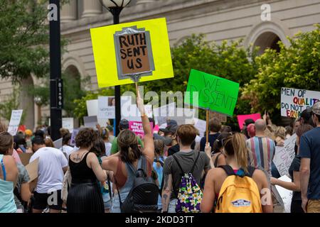 Die Befürworter von Abtreibungsrechten versammeln sich und marschieren vor dem Gerichtsgebäude von Hamilton County, nachdem der Oberste Gerichtshof Roe v. Wade letzte Woche gestrichet hat – und beenden damit das verfassungsmäßige Recht einer Frau auf Abtreibung, das seit fast 50 Jahren Präzedenzfall und Gesetz ist. Samstag, 2. Juli 2022, in Cincinnati, Ohio, USA. (Foto von Jason Whitman/NurPhoto) Stockfoto