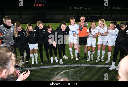 Cheftrainer Jimmy Coenraets von OHL und seine Spieler im Bild feiern nach dem Gewinn eines weiblichen Fußballspiels zwischen Oud Heverlee Leuven und KRC Genk Ladies am Spieltag 10. der Saison 2022 - 2023 der belgischen Lotto Womens Super League , samstag 5. November 2022 in Oud Heverlee , Belgien . FOTO SPORTPIX | DAVID CATRY Stockfoto