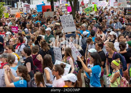Die Befürworter von Abtreibungsrechten versammeln sich und marschieren vor dem Gerichtsgebäude von Hamilton County, nachdem der Oberste Gerichtshof Roe v. Wade letzte Woche gestrichet hat – und beenden damit das verfassungsmäßige Recht einer Frau auf Abtreibung, das seit fast 50 Jahren Präzedenzfall und Gesetz ist. Samstag, 2. Juli 2022, in Cincinnati, Ohio, USA. (Foto von Jason Whitman/NurPhoto) Stockfoto