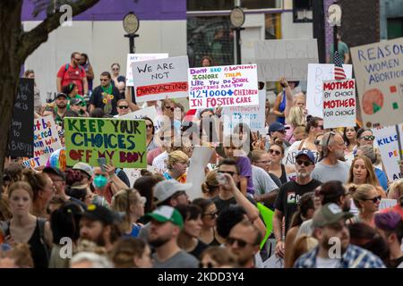 Die Befürworter von Abtreibungsrechten versammeln sich und marschieren vor dem Gerichtsgebäude von Hamilton County, nachdem der Oberste Gerichtshof Roe v. Wade letzte Woche gestrichet hat – und beenden damit das verfassungsmäßige Recht einer Frau auf Abtreibung, das seit fast 50 Jahren Präzedenzfall und Gesetz ist. Samstag, 2. Juli 2022, in Cincinnati, Ohio, USA. (Foto von Jason Whitman/NurPhoto) Stockfoto