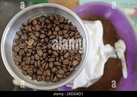 Verkauf von Bio-Kaffee während der Eröffnung der Messe für handwerkliche und nachhaltige Produkte in der Esplanade der Macroplaza Cuitláhuac in Iztapalapa, Mexiko-Stadt, wo mehr als 40 Aussteller und Produzenten aus dem Inneren der mexikanischen Republik, Die an den Bundesprogrammen Sembrando Vida und Conservación de Áreas Naturales teilnehmen. Der Zweck dieser Messe ist es, ihre umweltfreundlichen Produktionsmethoden nach Mexiko-Stadt zu bringen, mit dem Mehrwert, dass der Konsum der ganzen Vielfalt an handwerklichen Lebensmitteln und Derivaten die Wirtschaft der stärkt Stockfoto