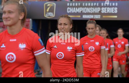 Mitglieder des polnischen Rugby-Teams siegen vor der Preisverleihung, nachdem sie die Rugby Europe Sevens Championship 2022 gewonnen haben. Am Sonntag, den 03. Juli 2022, im Henryk Reyman Municipal Stadium, Krakau, Woiwodschaft Kleinpolen, Polen. (Foto von Artur Widak/NurPhoto) Stockfoto