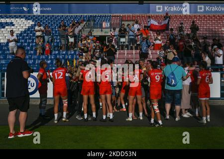 Die Mitglieder des polnischen Rugby-Sevens-Nationalteams feiern mit ihren Familien und Fans, nachdem sie die Rugby-Europameisterschaft 2022 gewonnen haben. Am Sonntag, den 03. Juli 2022, im Henryk Reyman Municipal Stadium, Krakau, Woiwodschaft Kleinpolen, Polen. (Foto von Artur Widak/NurPhoto) Stockfoto