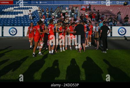 Die Mitglieder des polnischen Rugby-Sevens-Nationalteams feiern mit ihren Familien und Fans, nachdem sie die Rugby-Europameisterschaft 2022 gewonnen haben. Am Sonntag, den 03. Juli 2022, im Henryk Reyman Municipal Stadium, Krakau, Woiwodschaft Kleinpolen, Polen. (Foto von Artur Widak/NurPhoto) Stockfoto