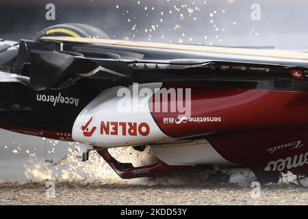 Zhou Guanyu aus China Alfa Romeo F1 stürzte sein Auto beim Rennen des Grand Prix von Großbritannien F1 in Silverstone am 3. Juli 2022 in Northampton, Großbritannien, ab. (Foto von Jose Breton/Pics Action/NurPhoto) Stockfoto