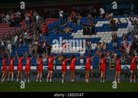 Die Mitglieder des polnischen Rugby-Sevens-Nationalteams feiern mit ihren Fans, nachdem sie die Rugby-Europameisterschaft 2022 gewonnen haben. Am Sonntag, den 03. Juli 2022, im Henryk Reyman Municipal Stadium, Krakau, Woiwodschaft Kleinpolen, Polen. (Foto von Artur Widak/NurPhoto) Stockfoto