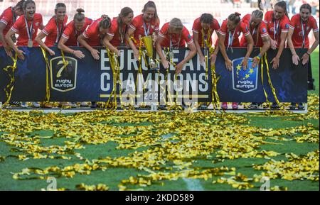 Die Mitglieder des polnischen Rugby-Sevens-Nationalteams feiern bei der Preisverleihung, nachdem sie die Rugby-Europameisterschaft 2022 gewonnen haben. Am Sonntag, den 03. Juli 2022, im Henryk Reyman Municipal Stadium, Krakau, Woiwodschaft Kleinpolen, Polen. (Foto von Artur Widak/NurPhoto) Stockfoto