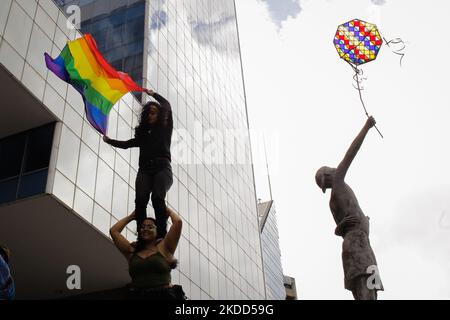 Ein Aktivist schwenkt eine LGBTIQ+-Flagge während des stolzmarsches in Caracas, Venezuela, am 03. Juli 2022. (Foto von Javier Campos/NurPhoto) Stockfoto