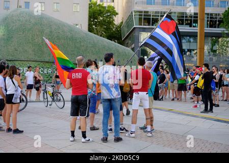 Mehrere Demonstranten versammeln sich auf der Plaza de España, um des homophoben Mordes an Samuel Luiz vor einem Jahr durch eine Gruppe von äußerer Rechten während des LGTBI Pride 2022 am 3. Juli 2022 in Madrid (Spanien) zu gedenken (Foto: Oscar Gonzalez/NurPhoto) Stockfoto