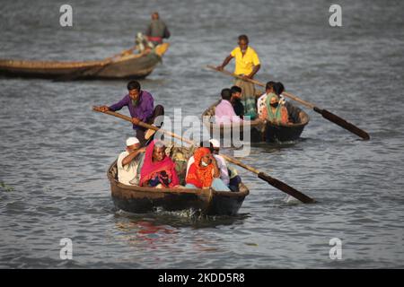 Am 03. Juli 2022 überqueren die Menschen in Dhaka, Bangladesch, den geschäftigen Buriganga-Fluss mit dem Boot. (Foto von Zakir Hossain Chowdhury/NurPhoto) Stockfoto